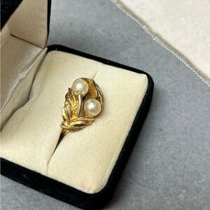 Vintage VTG Avon costume jewelry Elegant Gold tone and Pearl Leaf Ring size 7